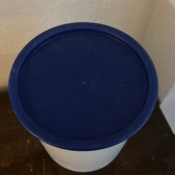 Tupperware one touch Storage container - Picture 2 of 3